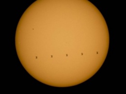 NASA выложило в сеть фото МКС на фоне Солнца