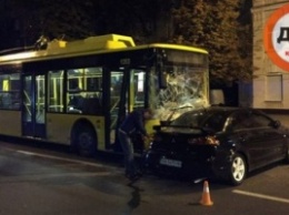 В Киеве возле метро "Арсенальная" троллейбус врезался в легковой автомобиль