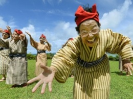 В Японии вершину музыкальных чартов заняла группа поющих бабушек