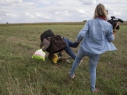 Журналистка из Венгрии пнула ногой девочку-беженку
