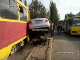 ДТП в Одессе: трамвай протаранил Mitsubishi Lancer и снес им светофор. ФОТО