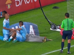 Колумбийского футболиста едва не укатали в газон за забитый мяч