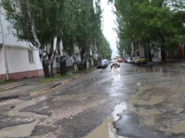В Крыму залатали ямы на дороге землей