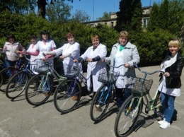 Медсестер из Черниговской области поздравили с профессиональным праздником... велосипедами