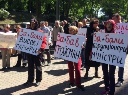 Киевляне митингуют за отставку "преступного правительства Гройсмана"