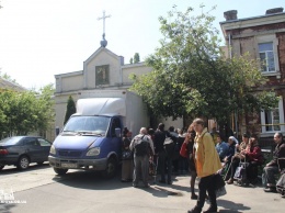 Одесская епархия УПЦ оказала помощь переселенцам с Донбасса и малоимущим