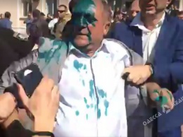 В Одесской области депутата облили зеленкой и пытались засунуть в мусорник (видео)