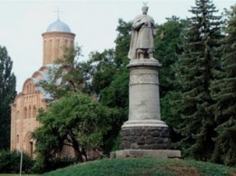 Памятник Хмельницкому в Чернигове повернули на 180 градусов