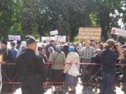 У здания Верховной Рады протестуют прихожане УПЦ МП. Принесли иконы