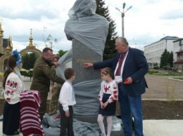 В Марьинке открыли памятник Великому Кобзарю