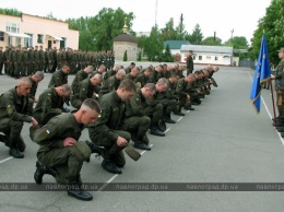 Дембеля-гвардейцы попрощались с боевым флагом