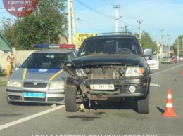 Под Киевом полицейская Skoda столкнулась на трассе с внедорожником