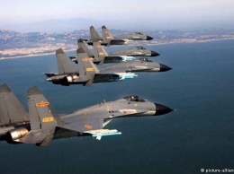 Китайские истребители перехватили военный самолет США