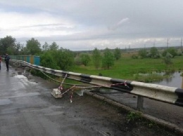 Перекрыли дорогу: на Харьковщине обвалился мост (фото)