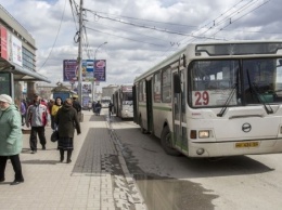 В Новосибирске автобус проехал 100 метров с зажатым в дверях ребенком в коляске