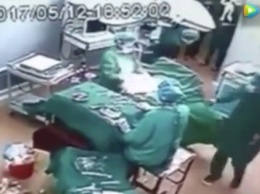 В Китае врач и медсестра подрались во время операции