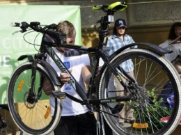 Черновцы: школьник открыл станцию для ремонта велосипедов на грант British Council
