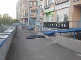 ЧП в Киеве: сержант ВСУ выпал с 11-го этажа
