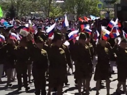 СМИ: переодетых в военную форму РФ детей вывели на парад в Севастополе