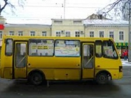 В Одессе маршрутка на ходу выронила двух девушек