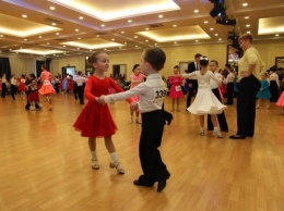 В Донецке сегодня танцуют 640 человек