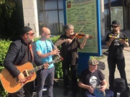 Борис Гребенщиков выступил на улице в Житомире