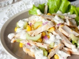 Диетический летний салатик с курицей и кукурузой