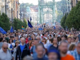 В Будапеште тысячи людей снова вышли в поддержку основанного Соросом университета