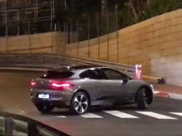 Серийный Jaguar I-Pace "попозировал" в Монако без камуфляжа
