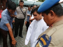 В Индонезии публично выпороли розгами двух геев
