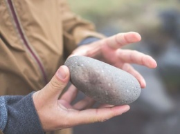 В Запорожской области мужчина выискивал и забрасывал камнями автовышки