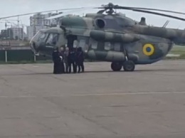 Вертолет с задержанными чиновниками приземлился в Жулянах