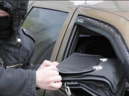 Четверо неизвестных с топором украли у водителя сумку с деньгами