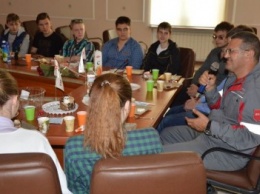 Будущие выпускники школ Авдеевки встретились с генеральным директором АКХЗ