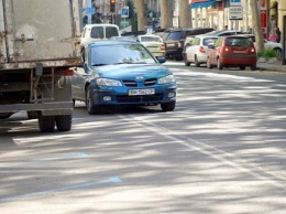 В центре Одессы из-за парковки автомобили гоняют по встречке (ФОТО)