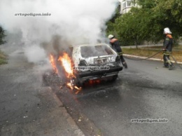 В Ужгороде на улице Челюскинцев Volkswagen Golf сгорел дотла. ФОТО
