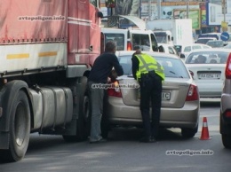 ДТП в Киеве: на Гагарина Chevrolet Lacetti не пролез перед грузовиком. ФОТО
