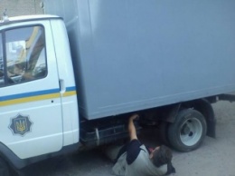 Волонтер на Луганщине лег под автозак, чтобы помешать милиции (фото)