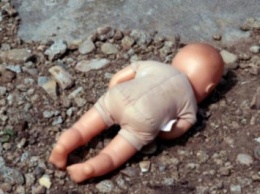 В Красноярском крае мать выбросила новорожденного сына в выгребную яму