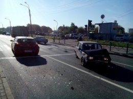 В Петербурге на Луначарского ВАЗ протаранил автоледи на Hyundai