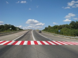 Запорожские дорожники рассказали о важности бело-красных "зебр"