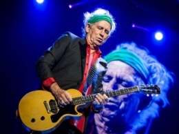 Гитарист The Rolling Stones разрешил своим дочерям вдохнуть его прах после смерти