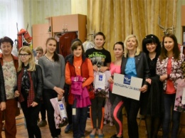 Участницы гуманитарной миссии «Женщины за Мир» посетили Авдеевку и подарили платья выпускницам