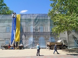 Развалины под окнами мэра Одессы украсили флагом Евросоюза (ФОТОФАКТ)