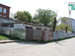 Депутаты Николаевского горсовета продлили срок пользования землей под скандальными гаражами, построенными вместо логистического центра