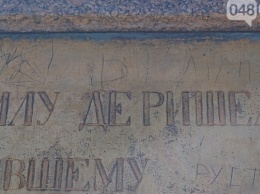 Вандалы испортили золоченную плиту на постаменте памятника Дюку де Ришелье