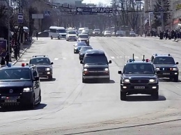 Кортеж Порошенко объезжает пробки по встречной полосе