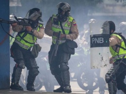 В Венесуэле полицейских задержали за жестокое обращение с протестующими