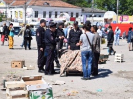 На Центральном рынке в Симферополе снова разогнали стихийщиков (ФОТО)