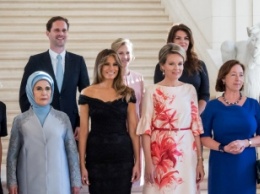 Супруг премьера Люксембурга присоединился к групповому фото жен лидеров НАТО